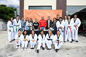 Entrega de uniformes a equipo de Taekwondo FCC