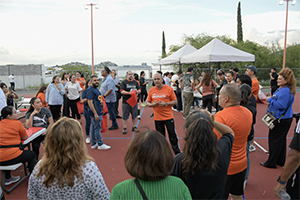 Entrega de camisas a Personal Docente y Administrativo.