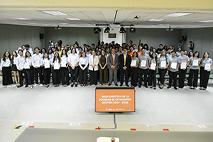 Integrantes de la Mesa Directiva de SAE reciben reconocimientos.